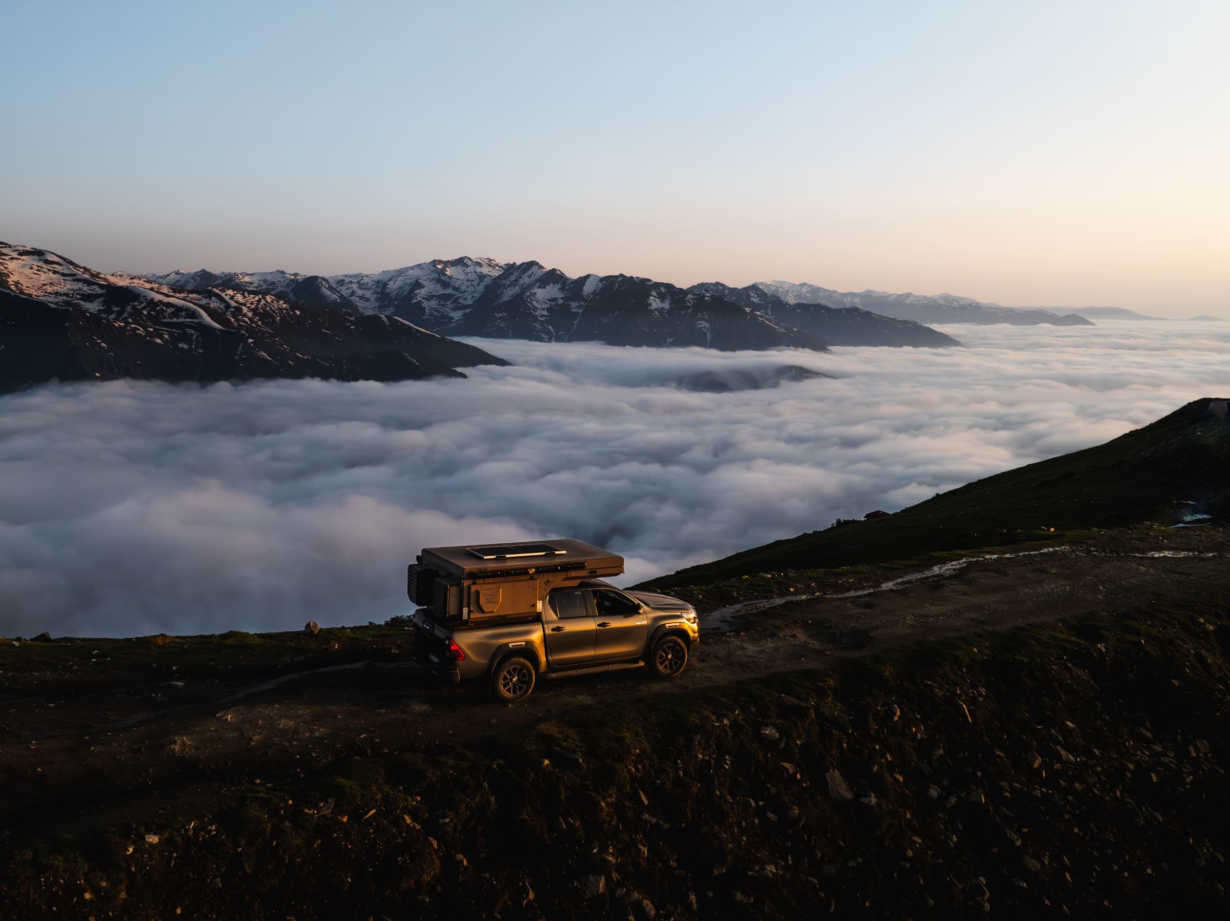 Pick-up équipé d’une cellule CAMPER-X en voyage